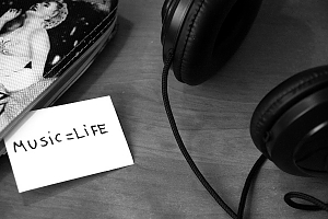 Black-and-white-headphones-life-3104